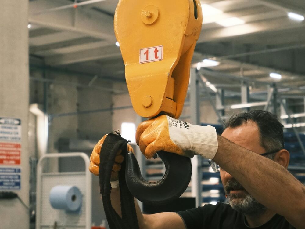 Man clipping rope through 1T hoist chain